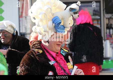 AALST, Belgio, 13 febbraio 2018: Sconosciuto costume di carnevale celebrare i partecipanti durante l'annuale "voil' Janetten parade di Aalst. La sfilata è unica a Aalst e comporta un mix di croce di spogliatoio e buon umore antics. Credito: Imladris/Alamy Live News. Foto Stock