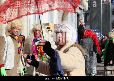 AALST, Belgio, 13 febbraio 2018: Sconosciuto costume di carnevale celebrare i partecipanti durante l'annuale "voil' Janetten parade di Aalst. La sfilata è unica a Aalst e comporta un mix di croce di spogliatoio e buon umore antics. Credito: Imladris/Alamy Live News. Foto Stock