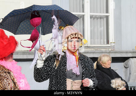 AALST, Belgio, 13 febbraio 2018: Sconosciuto costume di carnevale celebrare i partecipanti durante l'annuale "voil' Janetten parade di Aalst. La sfilata è unica a Aalst e comporta un mix di croce di spogliatoio e buon umore antics. Credito: Imladris/Alamy Live News. Foto Stock