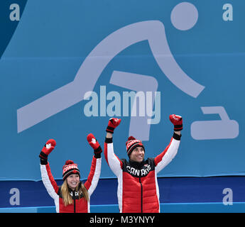 Gangneung, Corea del Sud. Xiii Febbraio, 2018. Kaitlyn Lawes e John Morris dal Canada celebrare durante la cerimonia di premiazione in Gangneung, Corea del Sud, 13 febbraio 2018. Credito: Pietro Kneffel/dpa/Alamy Live News Foto Stock