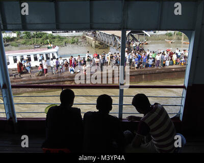 Yangon, Myanmar. 29 Maggio, 2012. I passeggeri del traghetto per attraversare il fiume Irrawaddy in Yangon.la nazione del Myanmar è un piccolo paese buddista situato nel sud-est asiatico e in 2017 ha una popolazione di 54 milioni, la città capitale di Myanmar è Yangon che si trova nel sud del paese, Credito: Jana Cavojska/SOPA/ZUMA filo/Alamy Live News Foto Stock