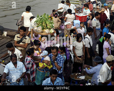 Yangon, Myanmar. 29 Maggio, 2012. I passeggeri del traghetto per attraversare il fiume Irrawaddy in Yangon.la nazione del Myanmar è un piccolo paese buddista situato nel sud-est asiatico e in 2017 ha una popolazione di 54 milioni, la città capitale di Myanmar è Yangon che si trova nel sud del paese, Credito: Jana Cavojska/SOPA/ZUMA filo/Alamy Live News Foto Stock