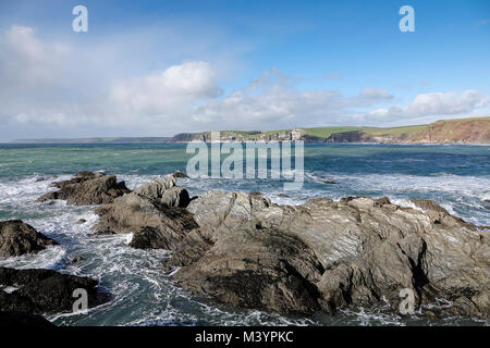 Marine Drive, Bigbury-on-Sea. Il 13 febbraio 2018. Venti forti e docce squally attraverso il West Country questo pomeriggio. Gli intervalli di sole e grandi onde a Bigbury-su-mare in South Devon. Credito: James jagger/Alamy Live News Foto Stock