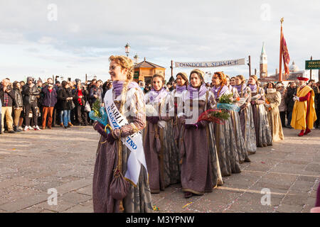 Venezia, Veneto, Italia, 13 febbraio 2018. La finale del 2018 il Carnevale di Venezia con la chiusura di rievocazione parata del 12 Maries e Dogi per la cerimonia di consegna del premio e il volo del leone o il sollevamento della grande bandiera veneziano da Piazza San Marco fino alla cima del Campanile. Quest'anno il Premio Maria va a Erica Chia, la ragazza che conduce la processione del Maries in Piazzetta San Marco. Credit MCpicsAlamy Live News. Foto Stock