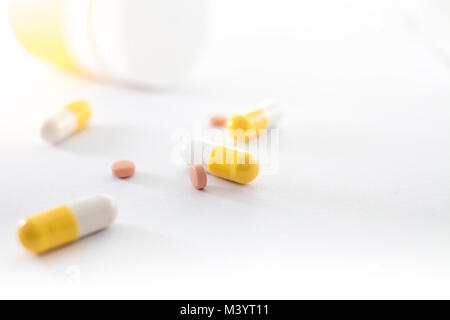 Pillole di giallo rosso ant compresse isolato su bianco con spazio di copia Foto Stock