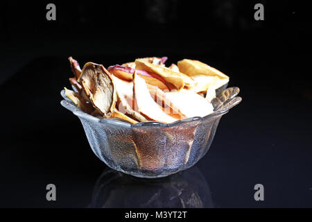 Chip Apple su riflettente nero di sfondo per studio. Isolato nero specchio lucido specchiato sfondo per ogni concetto.. Foto Stock