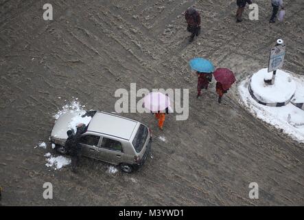 India. 12 Feb, 2018. Un uomo rimuove la neve dalla sua auto come nevica a Srinagar la capitale estiva di Indiano Kashmir controllato il 12 febbraio 2018. La nevicata inizia in molte parti del Kashmir costringendo le autorità governative per chiudere Jammu e Kashmir National Highway per veicolare del movimento, il traffico aereo è anche stata interrotta. Credito: Faisal Khan/Pacific Press/Alamy Live News Foto Stock