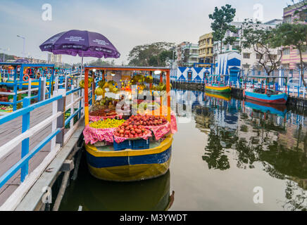 Kolkata, India. Xi Febbraio, 2018. Ispirato dai mercati galleggianti di Bangkok dove l'acqua è una delle principali modalità di trasporto, Kolkata ora ha un mercato galleggiante in Kolkata, vicino Patuli. Credito: Pritam Dutta/Pacific Press/Alamy Live News Foto Stock