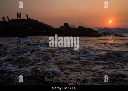 Surfers prendere l'oceano al tramonto a Las Penitas, Nicaragua. Foto Stock