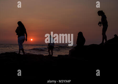 Surfers prendere l'oceano al tramonto a Las Penitas, Nicaragua. Foto Stock