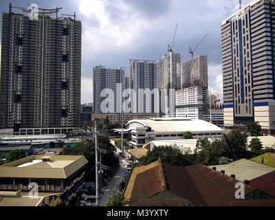 MANDALUYONG City, Filippine - Febbraio 1, 2018: Edifici e grattacieli nel quartiere centrale degli affari di Mandaluyong City, Filippine. Foto Stock