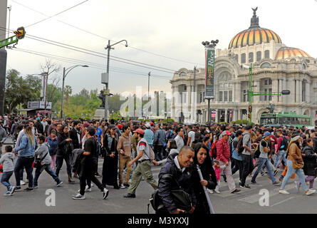 La Folla di attraversare la strada di fronte al Palacio de Bellas Artes edificio in Città del Messico. Foto Stock