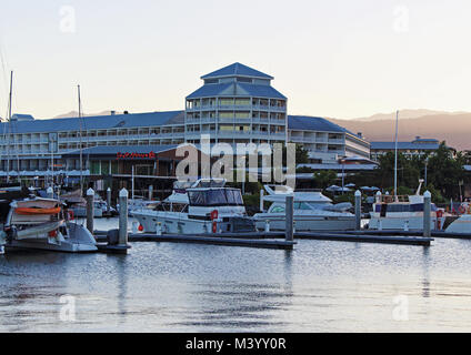 Il tramonto sulle colline al di là di Marlin Marina, sale House e Shangri-La Cairns Queensland Australia Foto Stock