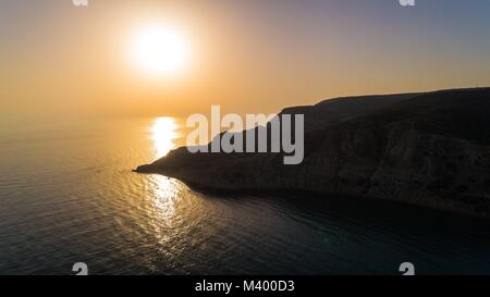 Antenna ad occhio d'uccello del Pissouri Bay, un villaggio tra Limassol e Paphos a Cipro. Silthouette della costa, spiaggia, sulle colline sopra la se Foto Stock