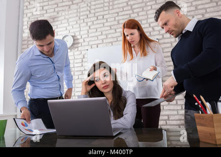 Giovani preoccupati Business donna con il suo collega arrabbiato in Office Foto Stock