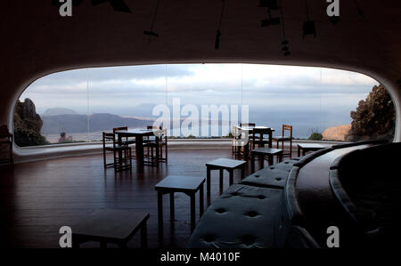 Mirador del Rí-o, Batería del Rí-o, Lanzarote / Spagna: Vuoto cafe spazio al Mirador Del Río, con una vista su La Graciosa Foto Stock