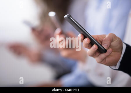 Close-up di un business man mano dell Azienda Smart Phone Foto Stock