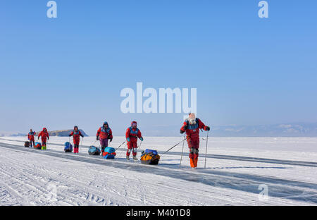 Lago Baikal, Regione di Irkutsk, Russia - Marzo 08, 2017: Spedizione su ghiaccio di Baikal per testare apparecchiature artica in condizioni di bassa temperatura. Un gruppo di r Foto Stock