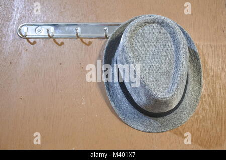Un vintage hat impiccati dalla porta Foto Stock