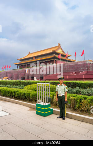 Pechino, Cina - una guardia di fronte all'ingresso della città proibita Foto Stock