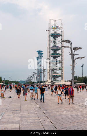 Pechino, Cina - la gente camminare lungo la Olympic Park Alley Foto Stock