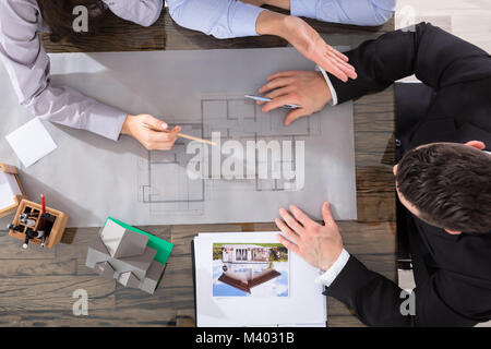 Vista in elevazione dell'architetto lavora su Blueprint con giovane Foto Stock