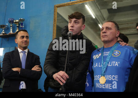 Napoli, Italia. 12 Feb, 2018. Il presidente della Camera dei Deputati italiana ha visitato Scampia presso il centro sportivo di Gianni Maddaloni, padre del campione olimpico Judo a Sydney 200 nel judo. Un grande numero di cittadini lo attendeva, come pure un gruppo di manifestanti di Scampia del credito di lavoro: Fabio Sasso/Pacific Press/Alamy Live News Foto Stock