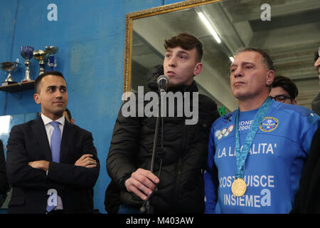 Napoli, Italia. 12 Feb, 2018. Il presidente della Camera dei Deputati italiana ha visitato Scampia presso il centro sportivo di Gianni Maddaloni, padre del campione olimpico Judo a Sydney 200 nel judo. Un grande numero di cittadini lo attendeva, come pure un gruppo di manifestanti di Scampia del credito di lavoro: Fabio Sasso/Pacific Press/Alamy Live News Foto Stock