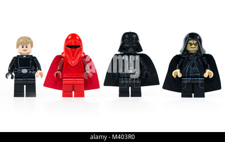 Muenster, Germania - 23 Gennaio 2018: un gruppo di cinque diversi Lego Star Wars mini personaggi isolati su bianco. Foto Stock