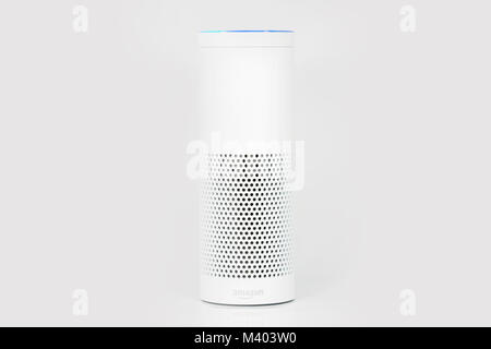 MUENSTER - Gennaio 27, 2018: Bianco Amazon Eco Plus, Alexa servizio vocale attivato il sistema di riconoscimento fotografato su bianco studio sfondo, Packshot Foto Stock