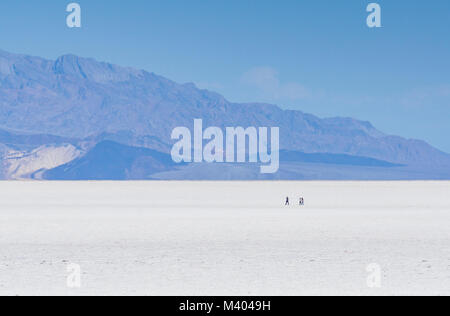 Bad bacino orizzontale sul giorno di sole ,parco nazionale della valle della morte,California , Stati Uniti d'America. Foto Stock