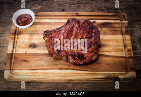Grande costola alla griglia-eye bistecca su sfondo di legno Foto Stock