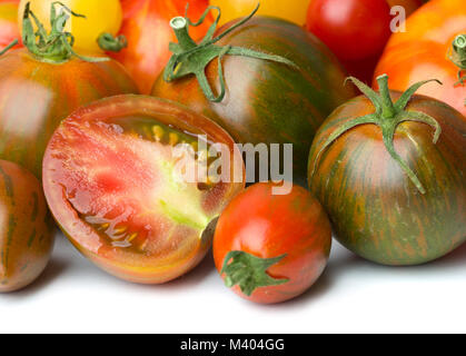 Cumulo di pomodori diversi isolati su sfondo bianco Foto Stock