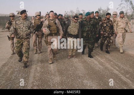 Stati Uniti Marine Brig. Gen. Benjamin T. Watson, comandante generale della Task Force sud-ovest (TFSW), passeggiate con i leader della nazionale afghano di difesa e di sicurezza vigenti (ANDSF) a Camp Delaram, Afghanistan Febbraio 5, 2018. I principali leader da TFSW e il ANDSF condotta una cauzione shura per acquisire una maggiore conoscenza della situazione della sicurezza attraverso gli anziani locali dalla provincia di Nimroz. (U.S. Marine Corps foto di Sgt. Conner Robbins) Foto Stock