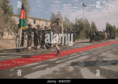 Un soldato con l esercito nazionale afgano, quarta brigata, 215th Corps saluta i capi di Stato e di governo di Task Force Southwest (TFSW) e la nazionale afghano di difesa e di sicurezza vigenti (ANDSF) a Camp Delaram, Afghanistan Febbraio 5, 2018. I principali leader da TFSW e il ANDSF condotta una cauzione shura per acquisire una maggiore conoscenza della situazione della sicurezza attraverso gli anziani locali dalla provincia di Nimroz. (U.S. Marine Corps foto di Sgt. Conner Robbins) Foto Stock