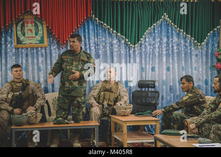 Soldato afgano il comando Sgt. Il Mag. Waheddin Wafa, comando sergente maggiore dell'Esercito nazionale afgano 215th Corps (sinistra) e Sgt. Il Mag. Jason K. Jones, sergente maggiore della Task Force sud-ovest (a destra), indirizzo del senior arruolato soldati della quarta brigata, 215th Corps a Camp Delaram, Afghanistan Febbraio 5, 2018. I principali leader da TFSW e la nazionale afghano di difesa e di sicurezza vigenti condotta una cauzione shura per acquisire una maggiore conoscenza della situazione della sicurezza attraverso gli anziani locali dal nella provincia di Nimroz. (U.S. Marine Corps foto di Sgt. Conner Robbins) Foto Stock