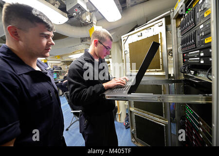 180205-N-ZU710-010 Oceano atlantico (5 febbraio 2018) Tecnico Sonar 3° di classe Matt Mickinak e tecnico Sonar Seaman David Cooper di eseguire le operazioni di manutenzione su sonar di apparecchiature di controllo a bordo del Arleigh Burke-class guidato-missile destroyer USS Winston S. Churchill (DDG 81). Churchill è in corso come parte di Harry Truman Carrier Strike gruppo (HSTCSG) condurre un composito unità di addestramento Esercizio (COMPTUEX), che valuta lo sciopero capacità del gruppo nel suo complesso a effettuare subito le operazioni di combattimento dal mare, in ultima analisi attestante la HSTCSG per la distribuzione. (U.S. Foto di Marina di Massa Co Foto Stock