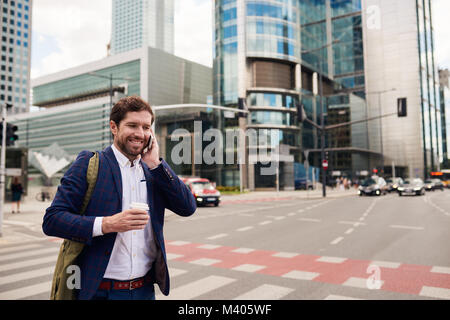 Imprenditore sorridente a piedi per lavorare sul suo treno Foto Stock