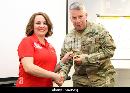 Distretto Mobile riesame interno officer Debra Hadley ha ricevuto un comandante moneta da parte degli Stati Uniti Dell'esercito 54th capo degli ingegneri Lt. Gen. Todd Semonite per il suo lavoro durante una distribuzione di Puerto Rico il supporto di uragano Maria/uragano Irma di risposta e di ripristino. Lt. Gen. Semonite riconosciuto Hadley e diversi altri distribuito U.S. Esercito di ingegneri dipendenti durante una visita a Sud Atlantico della divisione è sede di avanzamento in Guaynabo, Puerto Rico con principale Vice Assistente Segretario dell'esercito per le opere civili Ryan Fisher. Foto Stock