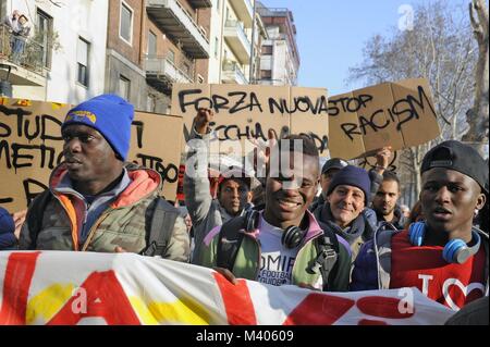 Milano, 10 febbraio 2018 anti-fascista e anti-razzista dimostrazione dopo un certo numero di episodi di violenza e di criminalità in tutta Italia e in segno di protesta contro la presenza di neo-fasciste nelle elezioni politiche. Foto Stock