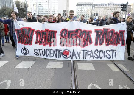 Milano, 10 febbraio 2018 anti-fascista e anti-razzista dimostrazione dopo un certo numero di episodi di violenza e di criminalità in tutta Italia e in segno di protesta contro la presenza di neo-fasciste nelle elezioni politiche. Foto Stock