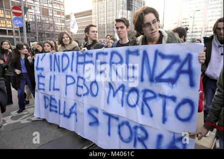 Milano, 10 febbraio 2018 anti-fascista e anti-razzista dimostrazione dopo un certo numero di episodi di violenza e di criminalità in tutta Italia e in segno di protesta contro la presenza di neo-fasciste nelle elezioni politiche. Foto Stock