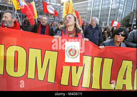 Milano, 10 febbraio 2018 anti-fascista e anti-razzista dimostrazione dopo un certo numero di episodi di violenza e di criminalità in tutta Italia e in segno di protesta contro la presenza di neo-fasciste nelle elezioni politiche. Foto Stock