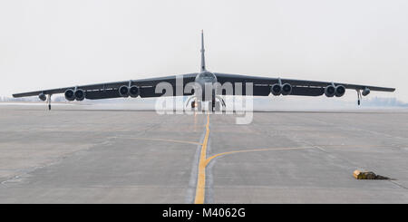 A B-52H Stratofortress taxi sul flightline a Minot Air Force Base, N.D., 6 febbraio 2018. Il velivolo è stato comandato dal gen. Robin Rand, Air Force Global Strike Command commander, e il tenente Col. Michael Maginness, XXIII bomba comandante dello squadrone. (U.S. Air Force foto di Senior Airman J.T. Armstrong) Foto Stock