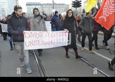 Milano, 10 febbraio 2018 anti-fascista e anti-razzista dimostrazione dopo un certo numero di episodi di violenza e di criminalità in tutta Italia e in segno di protesta contro la presenza di neo-fasciste nelle elezioni politiche. Foto Stock