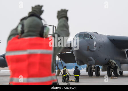 Avieri dal 5 Manutenzione aeromobili squadrone prendere un B-52H Stratofortress a Minot Air Force Base, N.D., 6 febbraio 2018. Il velivolo è stato comandato dal gen. Robin Rand, Air Force Global Strike Command commander, e il tenente Col. Michael Maginness, XXIII bomba comandante dello squadrone. (U.S. Air Force foto di Senior Airman J.T. Armstrong) Foto Stock