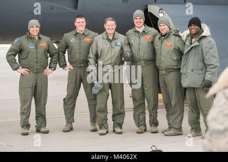 Gen. Robin Rand, Air Force Global Strike Command commander, si distingue per una foto con il ventitreesimo Bomb Squadron equipaggio soci a Minot Air Force Base, N.D., 6 febbraio 2018. Rand visitato Minot come parte del 2018 Senior leader convenzione. (U.S. Air Force foto di Senior Airman J.T. Armstrong) Foto Stock