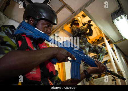 180206-N-KP948-164 Gibuti (feb. 6, 2018) membri della Marina del Kenya partecipare a una visita, scheda, ricerca e sequestro (VBSS) praticare durante l'esercizio Cutlass Express 2018. Cutlass Express è progettato per migliorare la cooperazione, dominio marittimo la consapevolezza e la condivisione di informazioni pratiche per aumentare la capacità tra gli Stati Uniti, East African e Oceano Indiano occidentale delle nazioni. (U.S. Foto di Marina di Massa lo specialista di comunicazione 2a classe Alyssa settimane) Foto Stock