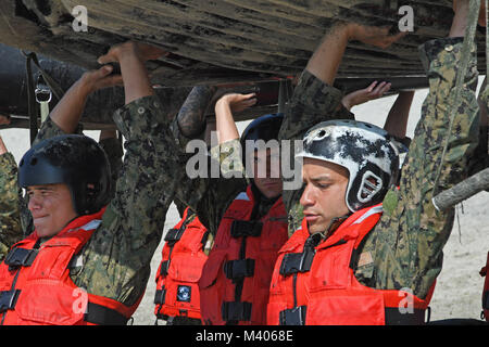 180206-N-UH865-211 CORONADO, California (Feb. 6, 2018) base di demolizione subacquea/tenuta agli studenti di partecipare al passaggio di surf a Naval Amphibious Base Coronado. Passaggio di Surf è uno dei molti fisicamente molto impegnativo evoluzioni che sono una parte della prima fase di formazione della guarnizione. Navy SEALs sono la componente marittima degli Stati Uniti Le forze speciali e sono addestrati per condurre una serie di operazioni dal mare, l aria e la terra. (U.S. Foto di Marina di Massa lo specialista di comunicazione 1a classe Lynn F. Andrews/RILASCIATO) Foto Stock