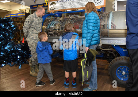 Stati Uniti Air Force Senior Airman Eric Porter, un 173rd Fighter Wing propulsione aerospaziale tecnico, spiega le operazioni di un motore a getto durante un militare di apprezzamento notte gioco di basket Febbraio 6, 2018 a Henley High School di Klamath Falls, Ore. il 173rd FW ha supportato l'evento con schermi da parte delle forze di sicurezza squadron, del controllo del traffico aereo squadron, il gruppo manutenzione, equipaggi apparecchiature di volo e il negozio di armi per gli studenti e i membri del pubblico per visualizzare prima e durante il gioco. Stati Uniti Air Force Col. Jeff Edwards, 173rd FW vice comandante, ha parlato al pubblico durante la metà del tempo Foto Stock